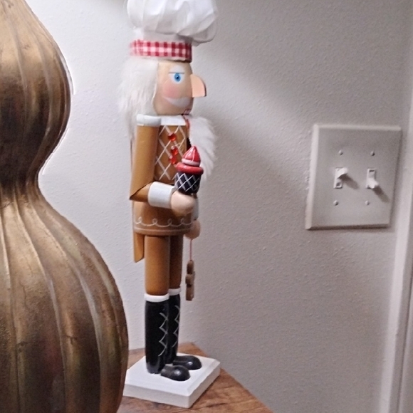 Wooden Nutcracker Chef with Cupcake Christmas Nutcracker Vintage - Picture 8 of 10